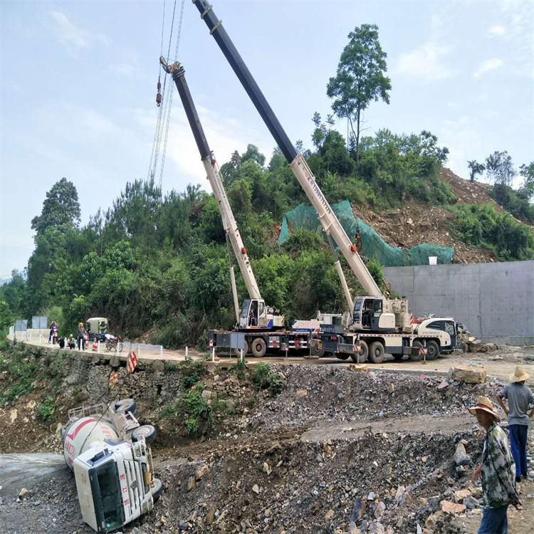 丹巴汽车掉沟里叫吊车救援要多少钱